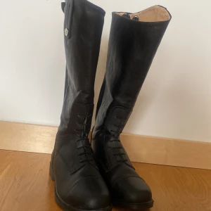 Svart skin Ridskor använd 1 gång,  - Storleken är 33 och har används dem 1 gång så dom är som helt nya