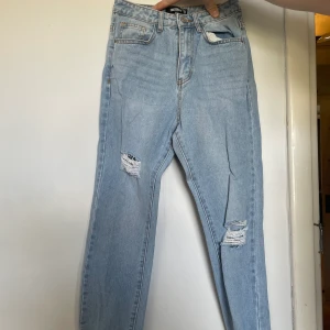 Blåa jeans  - Supersnygga byxor som formar ens kropp perfekt! Köpta på Asos för ungefär 400kr☺️*köparen står för frakten*