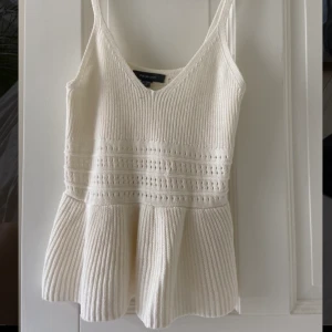 Vacker topp - Säljer en fin topp som är näst intill oanvänd. Toppen är gräddvit och materialet är lite som stickat. Den kommer inte till användning för mig och därför säljer jag den. Vill bli av med allt jag säljer snabbt och därför är allt ganska billigt❤️