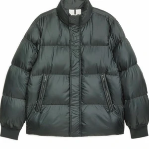 Puffer jacket  - Finns i färgen mörk grön. Oanvänd, helt ny. Storlek M. Sista kvar⚠️