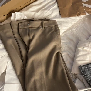 Kostymbyxor  - Skitfina kostymbyxor från zara. Beige/brun storlek s. Använda fåtal gånger 