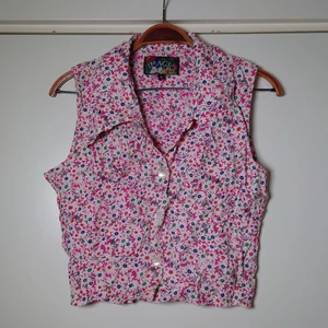 Kort topp - En kort, blommig vintagetopp. Märkt som L, men en liten L, funkar bra på mindre också🌿