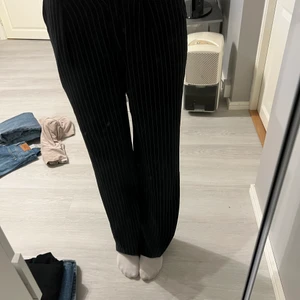 Snygga kostymbyxor från NA-KD - Säljer dessa super snygga randiga kostymbyxor ifrån NA-KD. Nypris 319kr. Sitter bra på mig som är 172💞 kan frakta om de önskas📦✉️