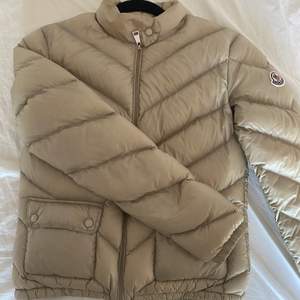 Beige moncler jacka i storlek XS. Kvitto finns  Säljer då jag växt ur den, annars är den sparsamt använd och använt ca 15-20 gånger så den är i bra skick.  Om man vill ha den skickad så står köparen för frakten💓