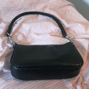 En fin väska färgen svart , från glitter 