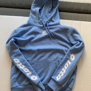 Blå hoodie Lotto - Storlek M, 10/10, köpt i april 2022, som ny, lite oversized, härlig färg.