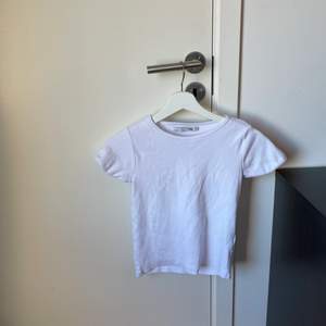 Ribbad t shirt från lager 157 i storlek 150 men passar Xs med! Använd väldigt sällan