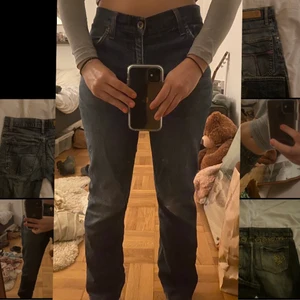 Lågmidjade jeans  - Klassiska Tiger Of Sweden jeans! Sitter snyggt & ganska lågt i midjan! Inte utsvängda men breda! Passar mig som är 165cm och har S i byxstorlek. Använder inte köp direkt🙏🏼