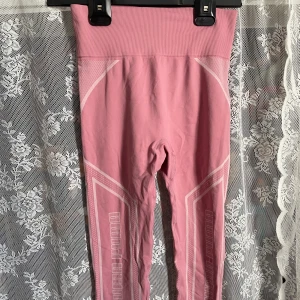 Puma leggings  - Puma leggings i fint skick. De är strechiga. Katt i hemmet. Köparen står för frakten. (Finsn matchande sport bh i storlek M på min sida) 