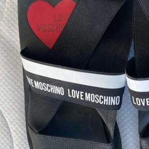 Ett par sköna sandaler från Moschino i storlek 37. Har haft de i ett tag men knappast använda (Max 3 gånger), säljer de enbart för att jag inte har någon användning från de.