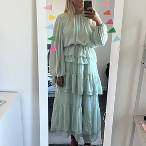 Volangklänning - Finaste vilangklänningen som passar perfekt som gäst på bröllop eller annan stor tillställning 🤍  Endast använd en gång, färgen är mest lik bild nr.1, skriv om fler bilder önskas 😊