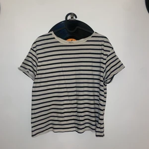 T-shirt  - Säljer då den längre används, köpt från Lee för ett tag sedan💓