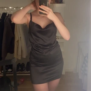 svart klänning - säljer denna sjukt snygga klänning med korsad rygg😍 175kr + frakt!