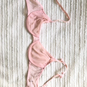 Rosa mesh bh  - Jättefin babyrosa mesh bh från Twilfit. Snygg under topp. Funkar A-B kupa 
