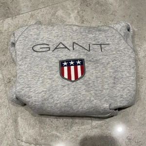 GANT - Hej.Jag säljer en GANT hoodie till 11-12 år gammla. Denna tjocktröja är väldigt tjock och skönt material och är dessutom perfekt till hösten, vintern och våren. Den här tjocktröjan är för både tjejer och killar.Skriv till mig om mer information frakt 50kr