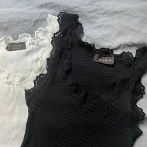 rosemunde linne - Säljer detta rosemunde linnet i svart och beige/vit. Står ingen storlek på men skulle säga S-L då det är väldigt stretchigt. (passar mig som bär S) 💕 Nästan aldrig använt, ser ut som nya. Ny pris 399kr st, säljer båda två för 400 eller 210 för en.