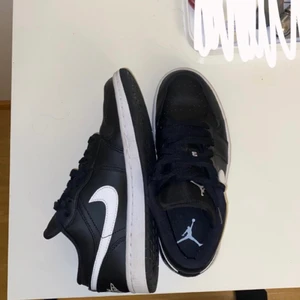 Jordans skor - Hej! Hade lagt ut dessa skor på mitt andra kontot(som ni kan se på 3:e bilden)men jag loggades ut från kontot o kommer inte in igen! Men det va några som va intesserade så får lägga ut annonsen här igen❤️förlåt om ni ser det här, kunde inte gör nått:(