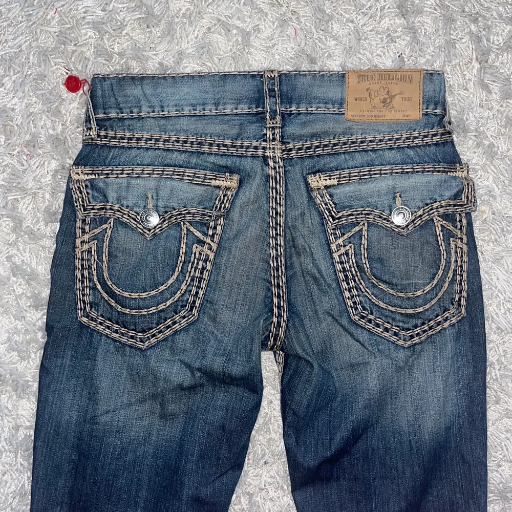  ”super qt” true religion jeans. Tvärfet wash med beige/vit stitch. Stupid rare. Sitter bra på mig som är drygt 180cm lång🌄🌄🧲🧲🌻💯 lite osäker på o sälja därav pris så Yeahh Bruh. Jeans & Byxor.