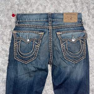  ”super qt” true religion jeans. Tvärfet wash med beige/vit stitch. Stupid rare. Sitter bra på mig som är drygt 180cm lång🌄🌄🧲🧲🌻💯 lite osäker på o sälja därav pris så Yeahh Bruh