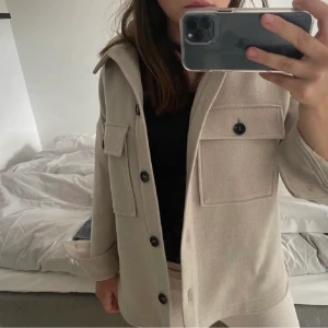 Höst jacka  - En jätte fin beige jacka från zara❤️