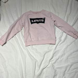 En rosa LEVIS tröja. Inte så mycket använd men ändå lite. Är i storlek 128 cm.