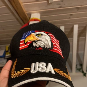 Lanza keps  - Detta är en fin keps som jag köpte när vi var i usa föra året den är bara använd 5gonger och är i super bra sik. Kontakta om diskonton av pris (oegentligheter pris 299kr) 