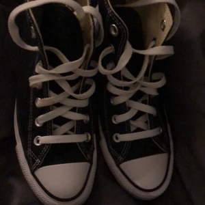 Converse - Säljer ett par svarta converse i storlek 37,5 säljer dom eftersom jag har väldigt många skor så dom kommer aldrig till användning. Har använt dom 1 gång så dom är i toppen skick. Köpte dom för 800 och säljer dom för 500kr