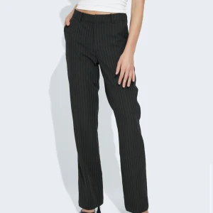 Kostymbyxor - Säljer dessa sjukt snygga kostymbyxor då jag råka beställa två av dem. Helt oanvända med prislappen kvar🤍