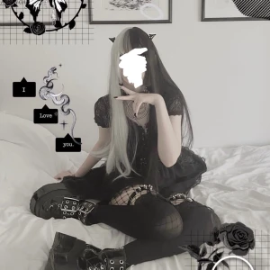 Peruk two toned - Peruk som ej längre används. Peruken är fortfarande i gott skick men kan behövas plattas och borstas efter en lång tids förvaring. 