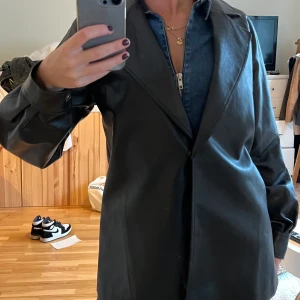 Skinnjacka med skärp - Skinnjacka med skärp som man kan ta bort. 