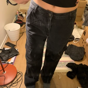 Pullandbear cargopants svarta - Super snygga midwaist cargo byxor från pullandbear. Köpte de för ett tag sen men fick ingen användning av de så söker de nu. 