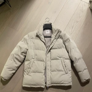 Zara Manchester dunjacka - Storlek S/M enligt Zara, jackan är slutsåld och passar både kille/tjej,  Ljusbeige i färgen.