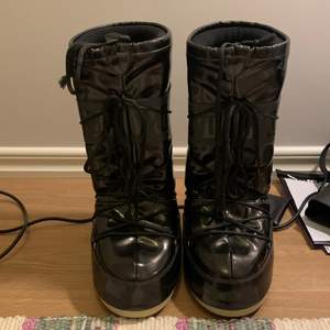 Säljer mina knappt oanvända svarta shiny moon boots. De är super varma, i bra skick och jättesnygga. Orginalpriset var 2200kr men säljer de för att de inte är min stil längre😊💗