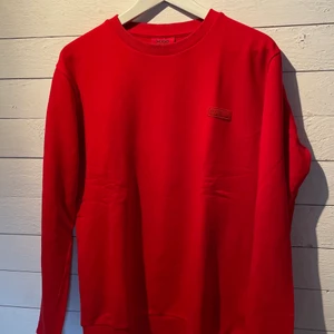 Hugo boss tröja - Röd Hugo Boss tröja. Storlek L