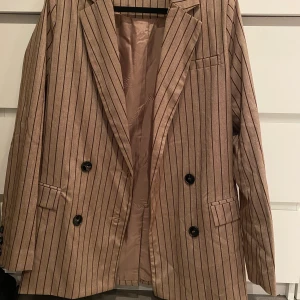 Kavaj  - Kavaj från NA-KD, storlek 36. Med små axelvaddar 