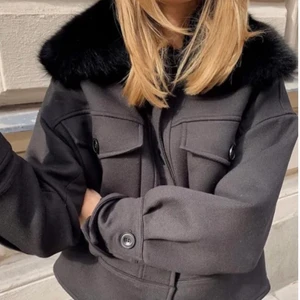 Meotine jacka💓 - Säljer nu min supersnygga meotine jacka i svart då den inte kommer till användning❣️ Den är i nyskick då jag inte användt den så många gånger, slutsåld på hemsidan ‼️TRYCK INTE PÅ KÖP NU‼️ ⚠️BUD PÅ 3000kr⚠️