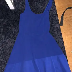 En jättefin blå klänning och ett par snickarshorts, använda på få tillfällen, bra skick