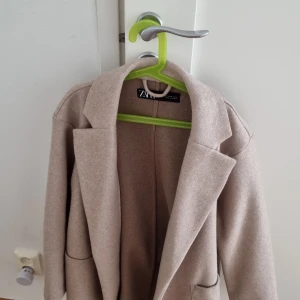 Kappa - Säljer nu en kappa från zara som inte är använd, köpt för något år sedan, skulle säga att den är ganska kort. Den har band men dem kan man också ta av.