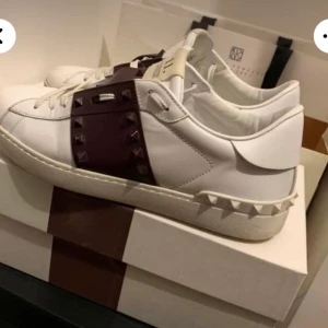 Valentino skor - Ett par feta Valentino skor, köpta 2021 i april för 6-7 tusen nypris. Använda sparsamt och har inte använt de nu sedan ett halvår tillbaka. Det vill säga att jag har använt skorna i runt ett halvår.  Storlek 43,5 passar mellan 42 och 44