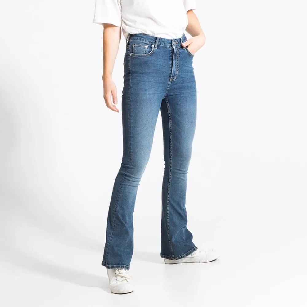 Jättefina Mörkblå bootcut jeans Från Lager 157, dem är använda men är i bra skick och har inga hål eller något som är sönder! (Köparen står för frakten) 💕 . Jeans & Byxor.