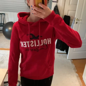 Hoodie - En röd hoodie från hollister❤️ Den är i bra skick så den inte har kommit till användning🔥💕☺️