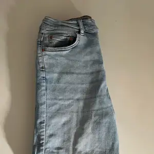 Ett par ljusa jeans från Gina Tricot i modellen Dagny petite. Använda några få gånger så dem är i fint skick.  Storlek: 42 Nypris: 499kr  Pris: 80kr Köparen står för frakt, kan skickas med spårbar frakt.