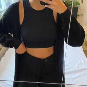 svart stickad kofta - Säljer min svarta stickade kofta🖤 Den är lite längre och har inga knapar! Koftan är i fint skick, lite nopprig men det är lätt att ta bort🤗