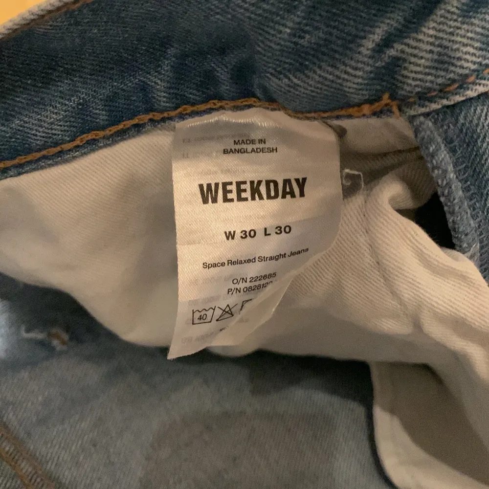 Ett par sparsamt använda weekday jeans. Använda kanske 2-3 gånger och säljer nu för att bli av med dom så därför ett billigt pris! Skick 10/10 men som sagt använda kanske 2-3 gånger. Modell spece relaxed!. Jeans & Byxor.
