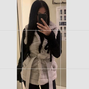 Pälsväst - Helt ny grå pälsväst från New Yorker i st Xs, finns två fickor. Använd endast 1 gång. Köparen står för frakten!🌸