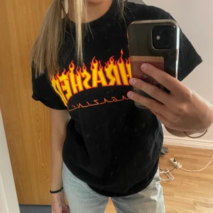 Svart Thrasher T-shirt  - Snygg tröja i jättebra skick som jag aldrig använder därav säljer jag den. Tröjan är köpt på Junkyard