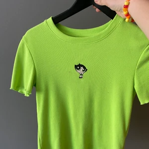 Neon topp - Grön neon topp från berskha storlek s OBS ANNONS KVAR=PLAGG KVAR