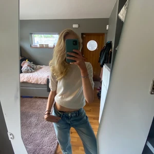 Stickad t-shirt - Säljer denna stickade t-suger från h&m som jag inte använder längre. Den har några små hål men inget man märker stort av💕💕💕