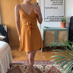 Superfin sommarklänning  - Perfekt för alla firanden inför sommaren! I jättebra skick och använd bara ett par gånger. 