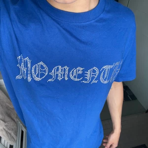 Rhinestones t shirt - Säljer min knappt använda t shirt då den ej passar längre! Köparen står för frakt! 